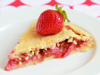 Американский пирог с клубникой и ревенем