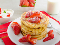 Оладьи с клубникой: Три идеи для завтрака