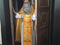 Юрист написал заявление на Собчак за ее фото в рясе священника