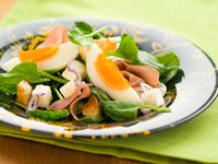 Летний салат из яиц, бекона и шпината