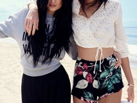 Сестры Дженнер создали коллекцию для Topshop