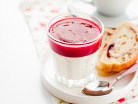 Йогурт с ягодным пюре