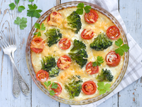 Запеканка с брокколи и помидорами