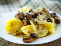 Жареный картофель с грибами и луком