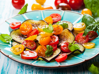 Салат из жареных баклажанов с помидорами