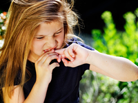 Как отучить ребенка грызть ногти: 4 простых способа