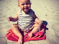 Летняя пора: ТОП-10 фото малышей на пляже
