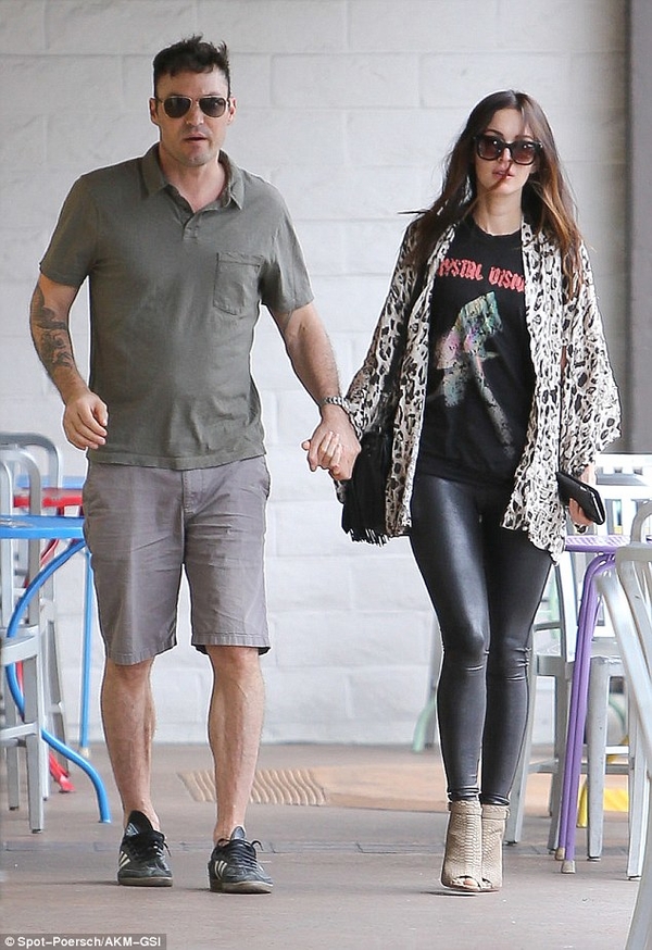 Стройную Меган Фокс запечатлели во время прогулки с мужем