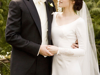 Как в сказке: самые красивые свадебные платья из кино