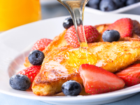 Гренки с яйцом и молоком на завтрак: Три вкусные идеи