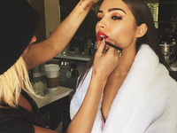 На кресле у стилиста: Как звезды готовятся к выходу в свет