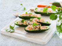 Лодочки из огурцов с творогом и корейской морковью