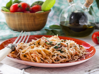 Спагетти с лососем и шпинатом