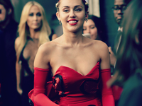 amfAR 2015: Майли Сайрус надела платье с глубоким декольте