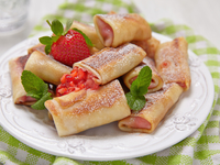 Тонкие блины с клубникой