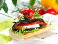 Летняя брускетта с овощами гриль и моцареллой