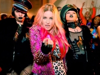 Лесбийские поцелуи и Ники Минаж: Мадонна презентовала новый клип