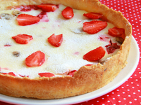 Сметанный пирог с клубникой и бананами