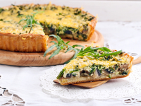 Пирог с шампиньонами и рукколой