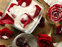 Как приготовить засахаренные лепестки роз