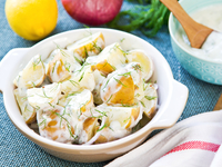 Салат из молодого картофеля с зеленью и сметаной