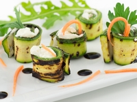 Рулетики из кабачков с сыром: Три вкусные идеи