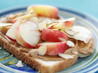 Бутерброды с арахисовым маслом и персиками