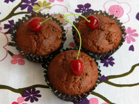 Шоколадные кексы с какао и вишней