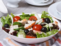 Греческий салат с курицей