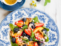 Летний салат из шпината с фруктами и ягодами