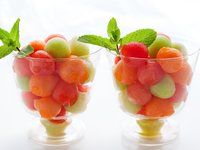 Летний десерт из дыни и арбуза