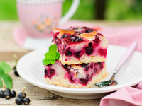 Творожная запеканка с черной смородиной