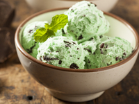 Мятное мороженое с шоколадом