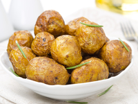 Молодой картофель, запеченный целиком