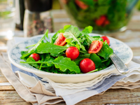 Простой летний салат из рукколы и помидоров