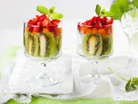 Летний десерт из киви, абрикосов и клубники