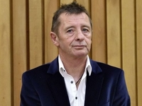Барабанщика группы AC/DC посадили под домашний арест