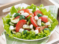 Салат из огурцов и помидоров с сыром