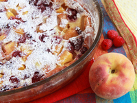 Клафути с персиками и малиной