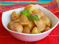 Жареный молодой картофель с чесноком