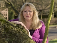 Благое дело: 48-летняя британка родила 14 суррогатного малыша