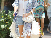 Как носить джинсовые шорты: 5 дней – 5 образов