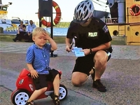 Полицейский оштрафовал 3-летнего мальчика