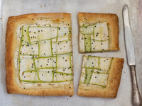 Пирог из слоеного теста с кабачками