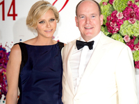 Князь Монако Альбер II станцевал с женой на концерте Робби Уильямса