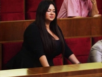 Помощница депутата удивила пышными формами