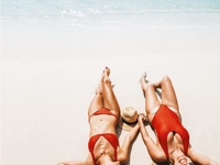 Какую одежду взять в отпуск: образы на все случаи жизни