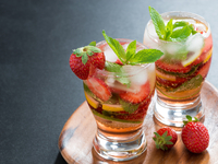 Мохито с клубникой и лимоном