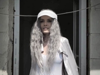 Певица Эрика в новом клипе появилась с седыми волосами