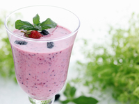 Смузи из клубники, шелковицы и черники
